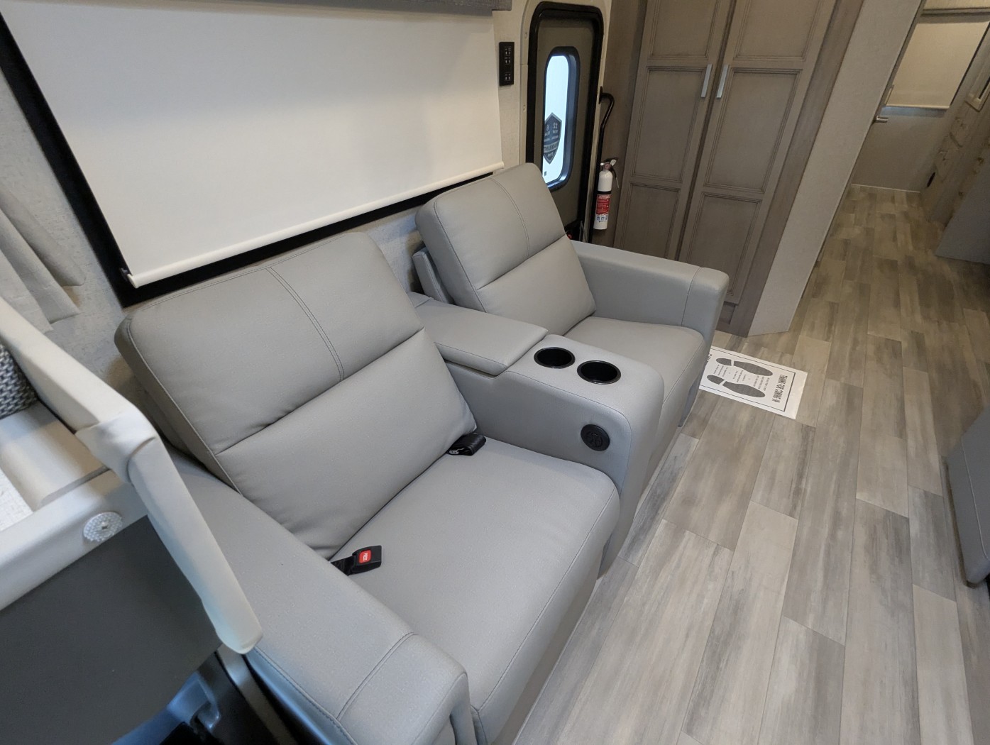 2027 Thor Motor Coach Omni X32 - Image 35