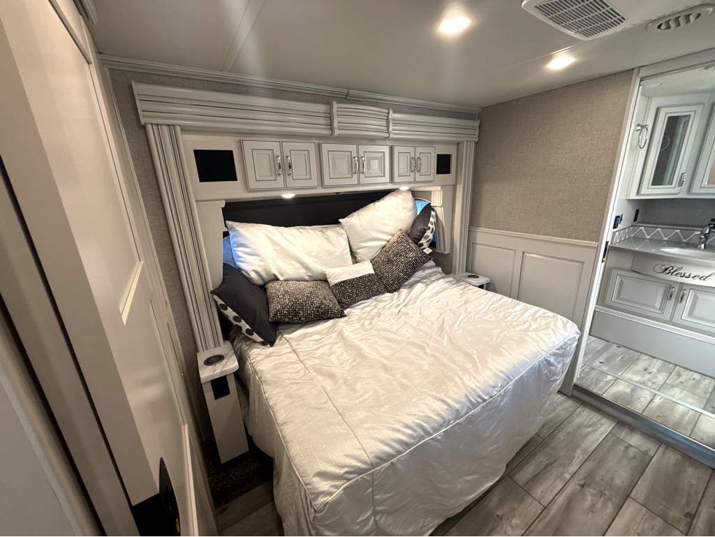 2024 FLEETWOOD DISCOVERY 38N - Image 24