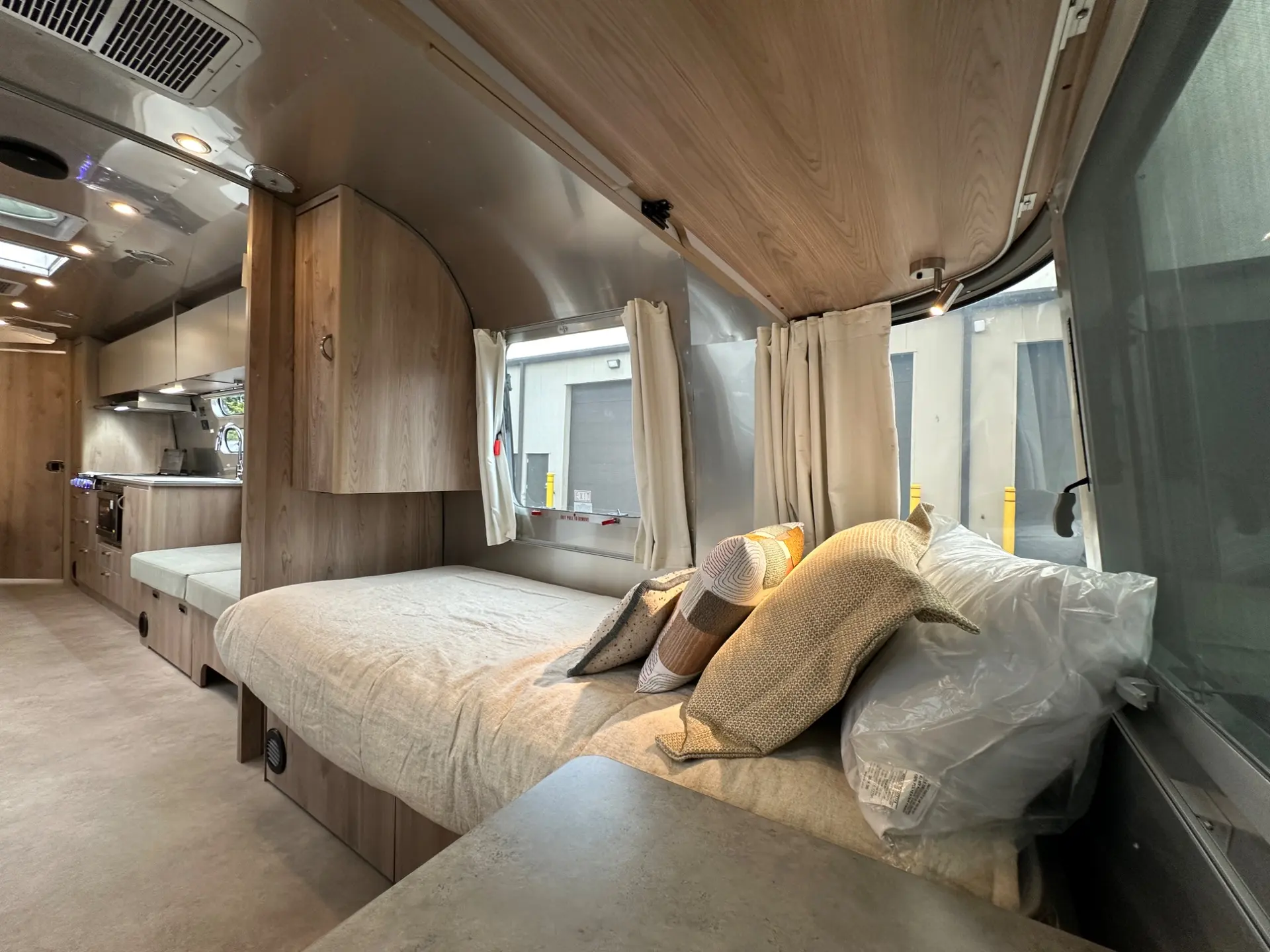 2027 Airstream Flying Cloud 30FB Bunk - Image 61
