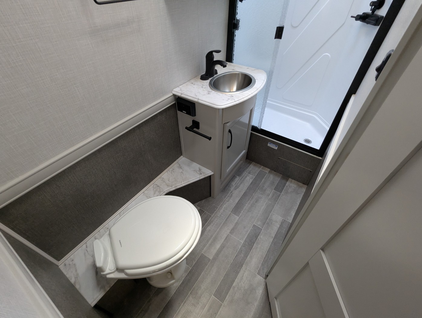 2025 Fleetwood Flair 28A - Image 25