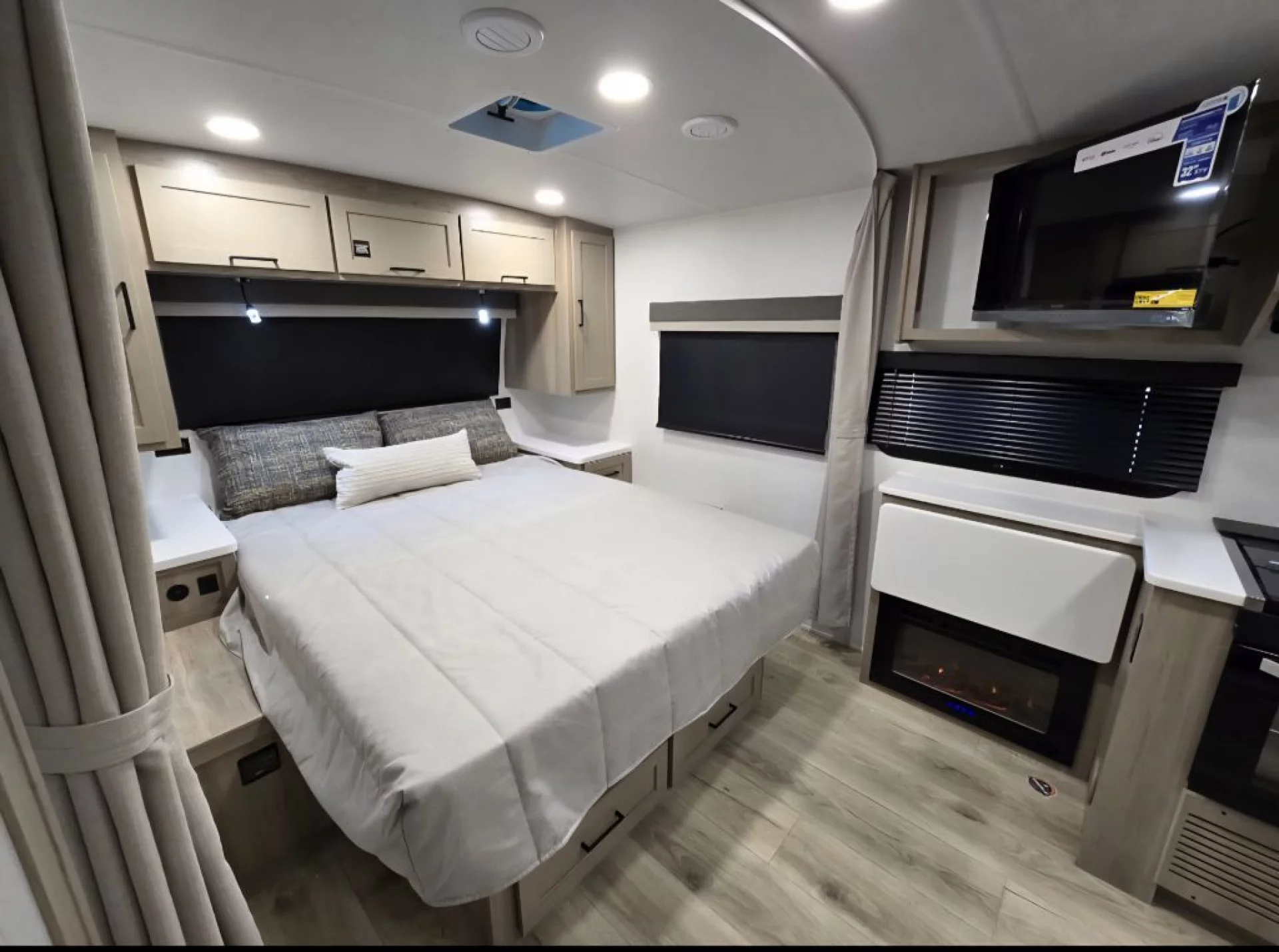 2026 FOREST RIVER ROCKWOOD MINI LITE 2205S - Image 12
