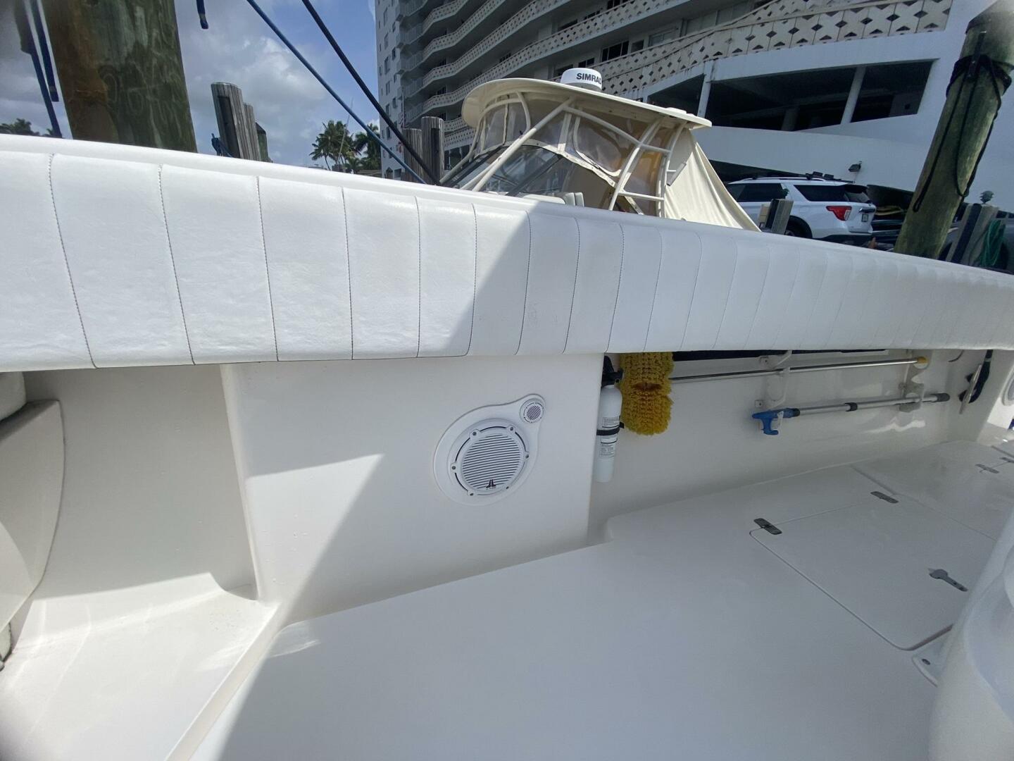 2006 Intrepid 370 - Image 27