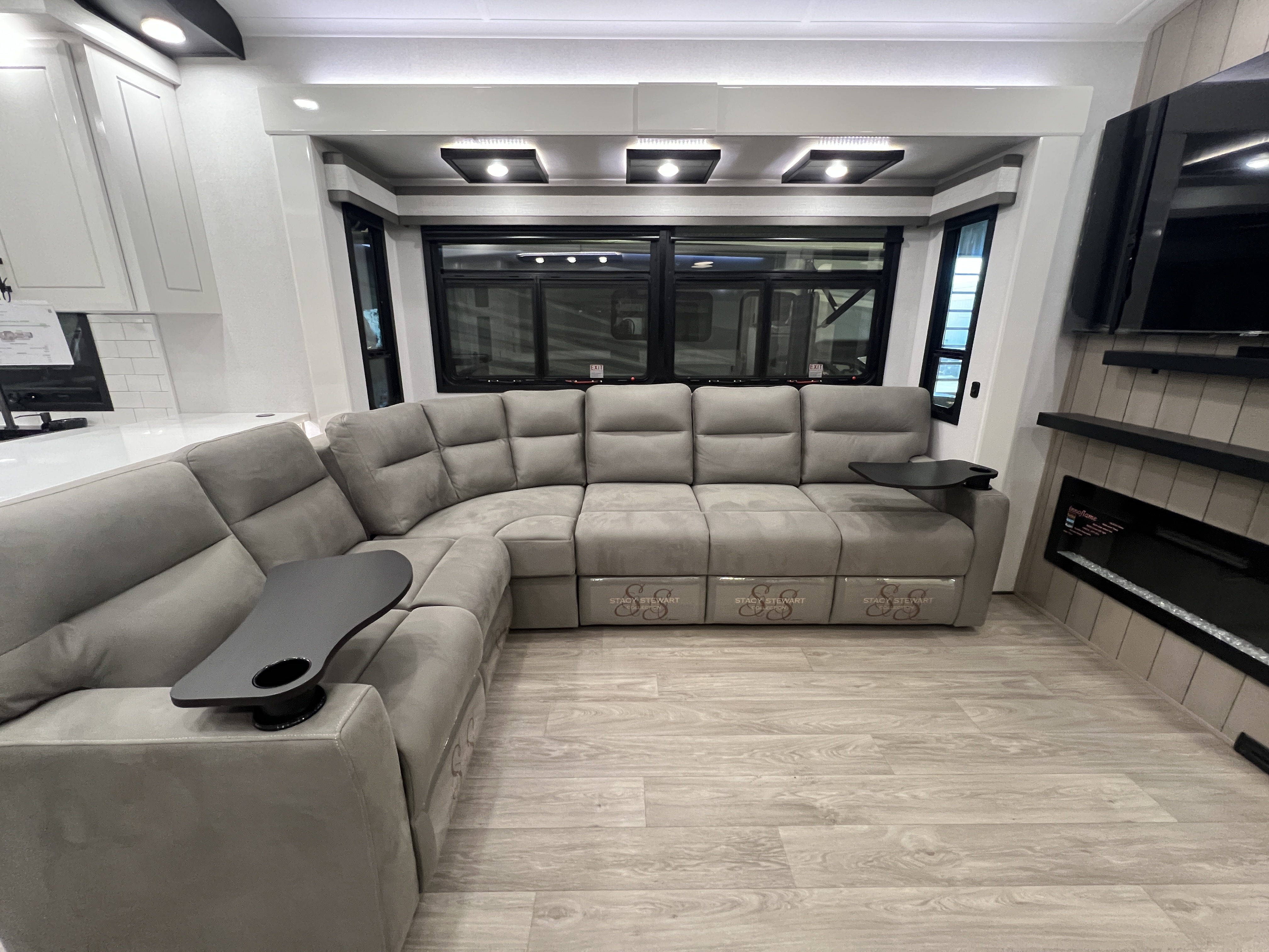 2027 Jayco Pinnacle 38FBRK - Image 4