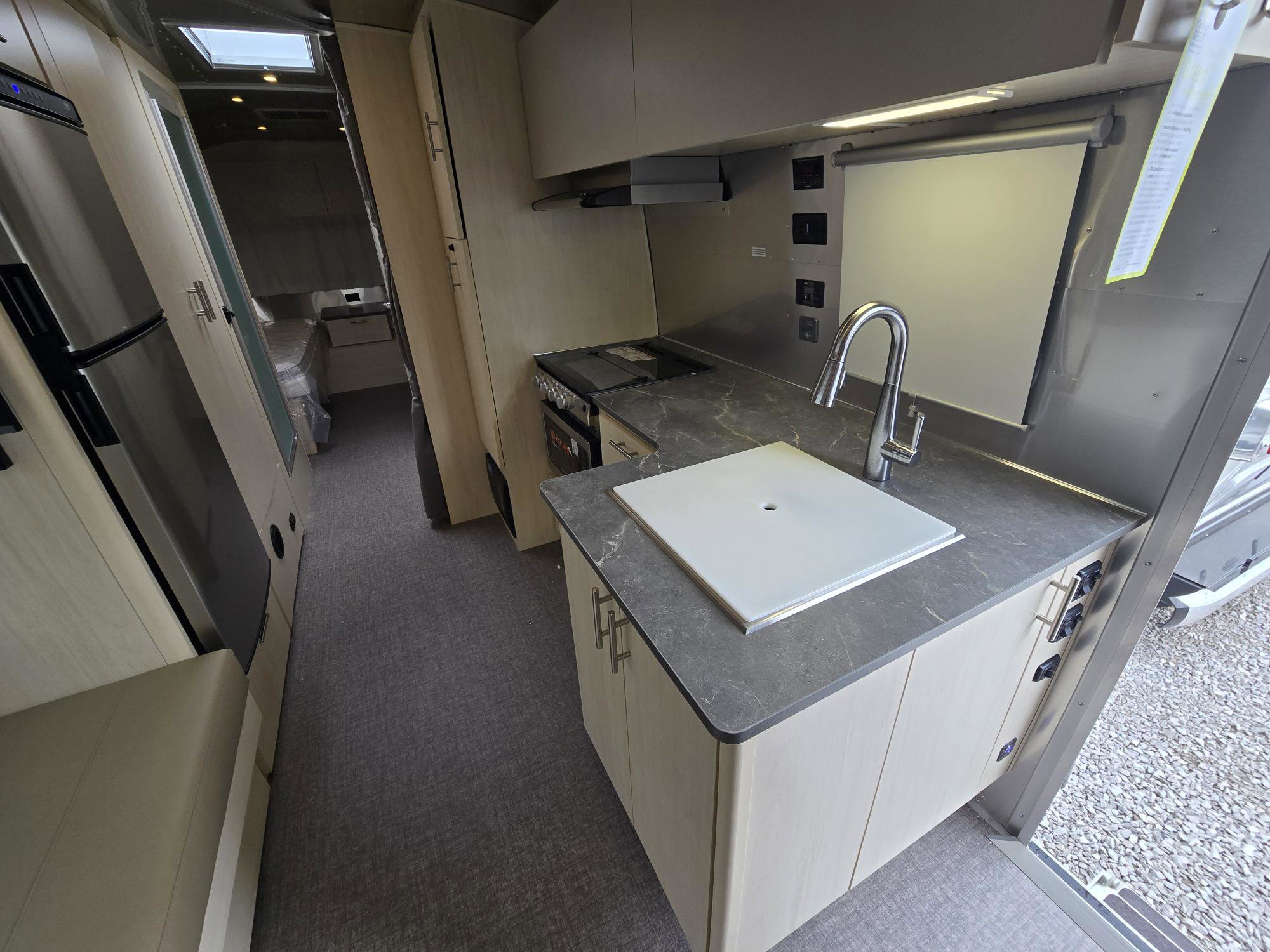 2026 AIRSTREAM FLYING CLOUD 27FBT - Image 11