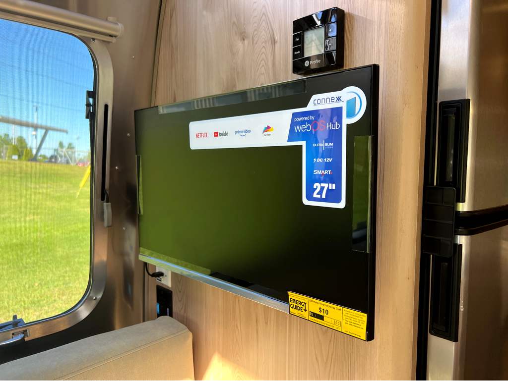2027 AIRSTREAM FLYING CLOUD 25FBT - Image 7
