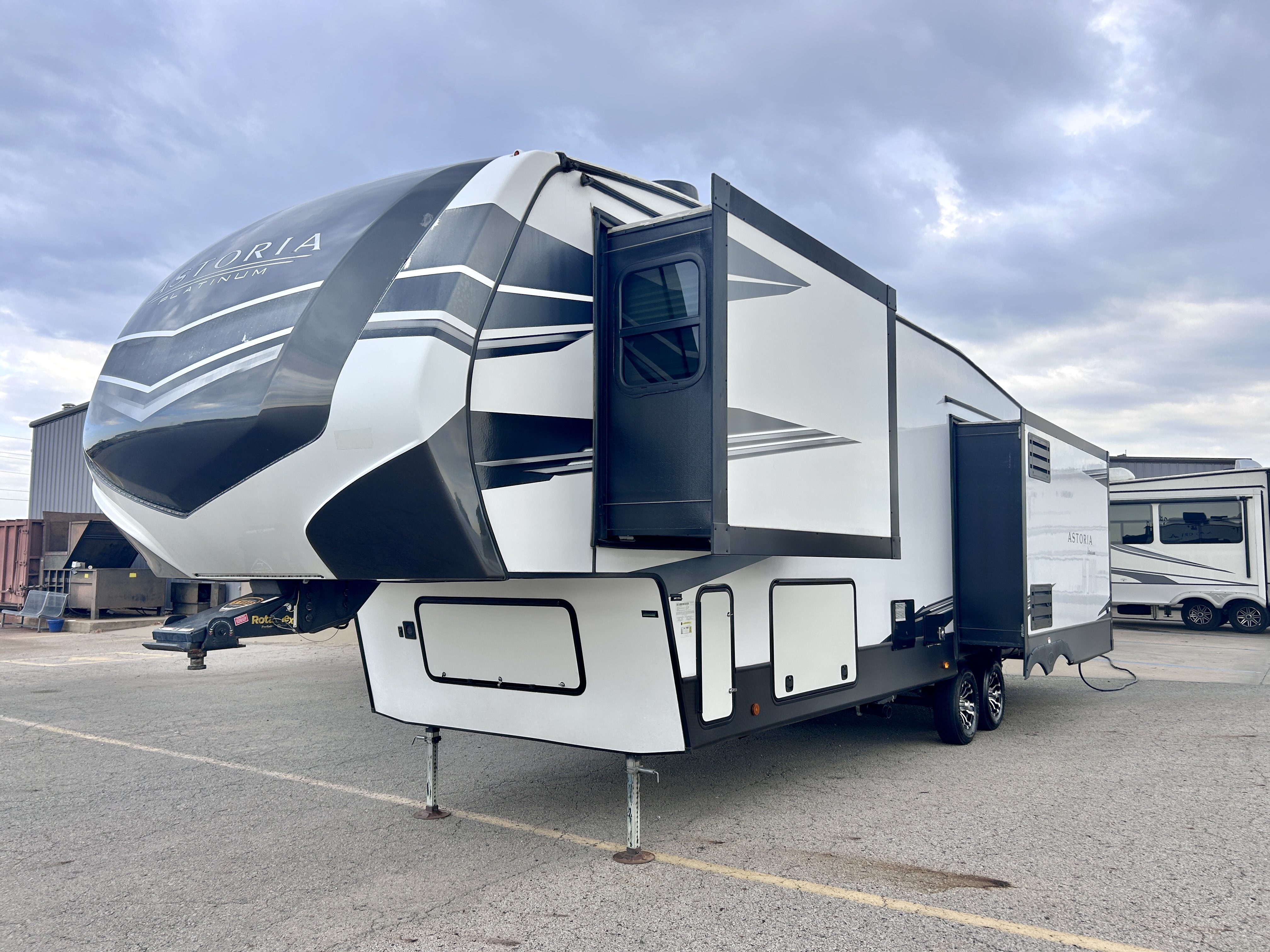 2020 Dutchmen Astoria 3173RLP - Image 4