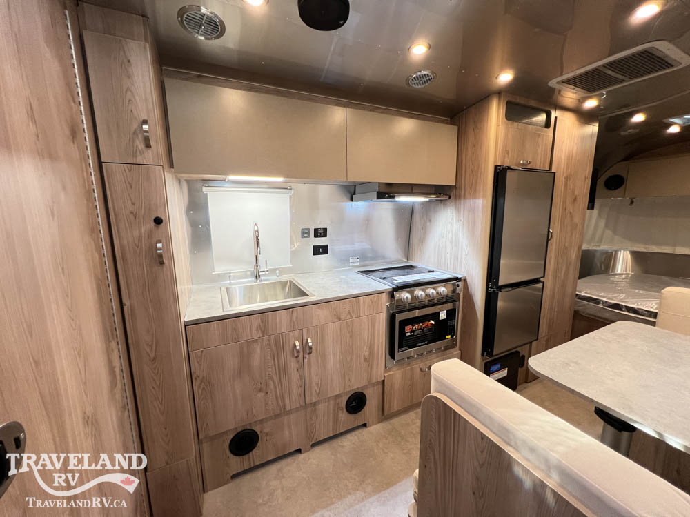 2027 Airstream Flying Cloud 23FBQ - Image 15