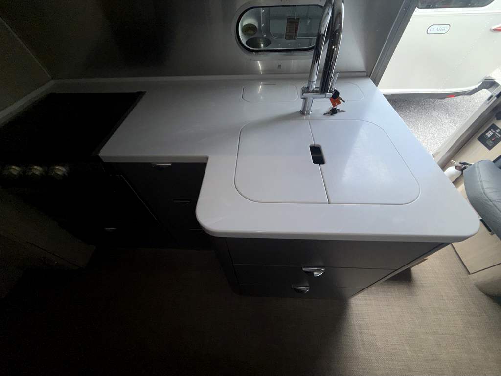 2024 AIRSTREAM GLOBETROTTER 27FB TWIN - Image 17