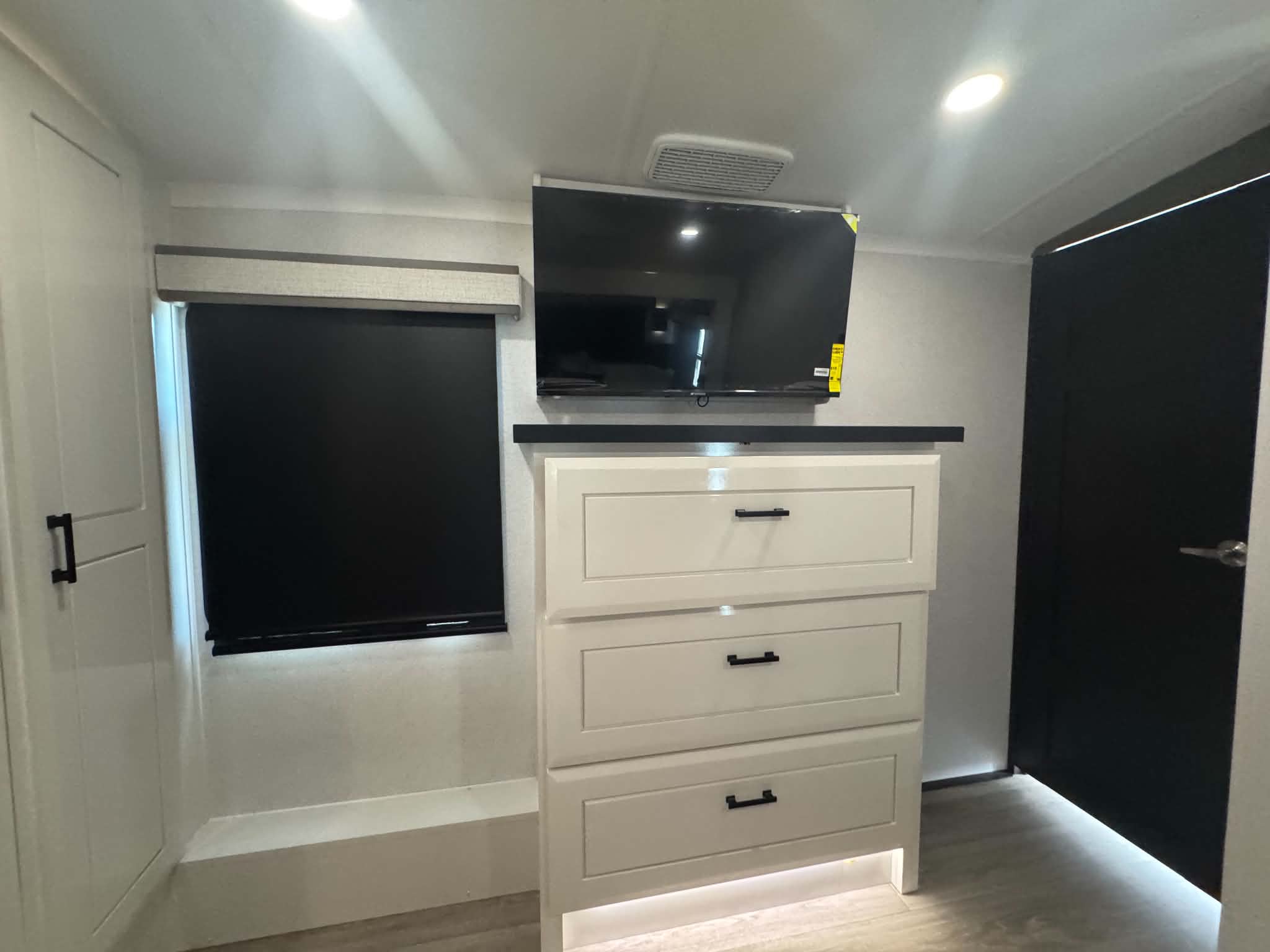 2027 JAYCO PINNACLE 32RLTS - Image 24
