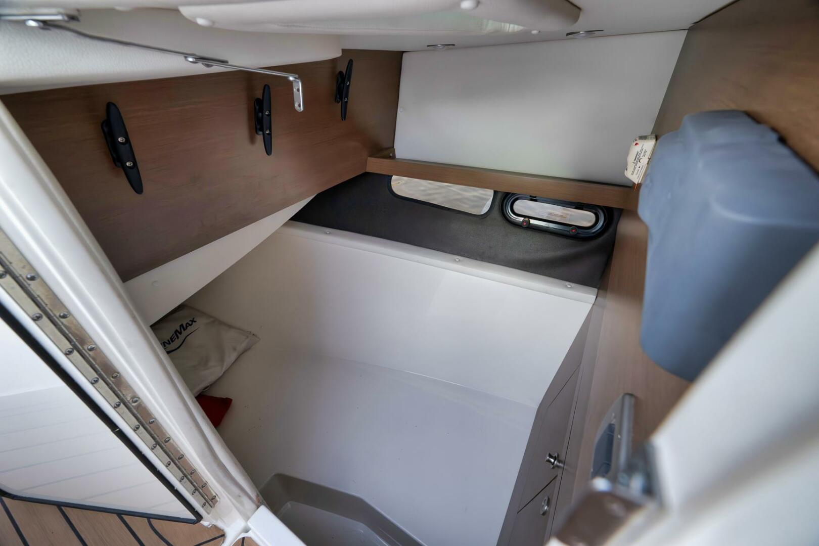 2016 Sea Ray 350 SLX - Image 12