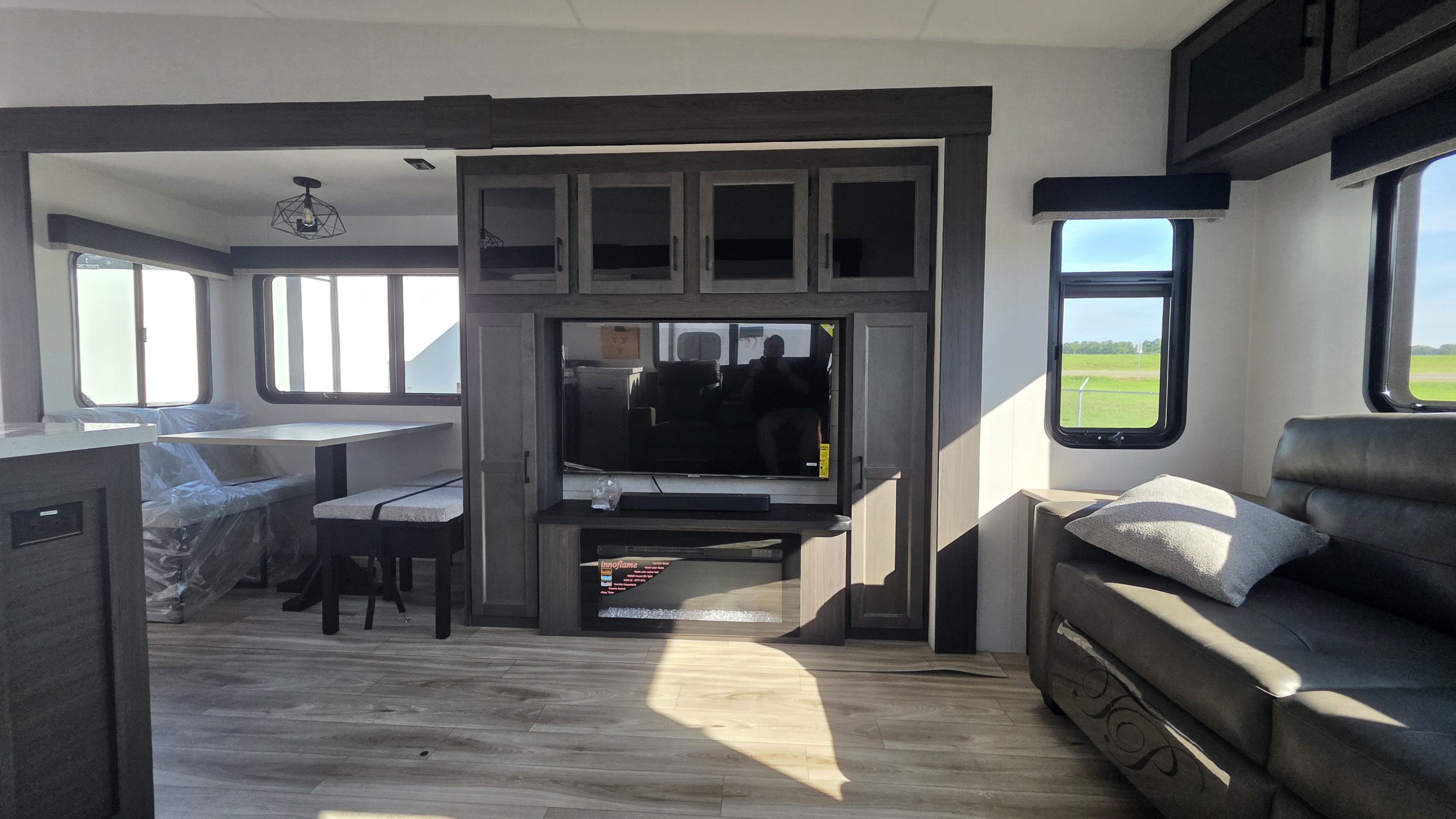 2027 VENTURE RV SPORTTREK 353VIK - Image 24