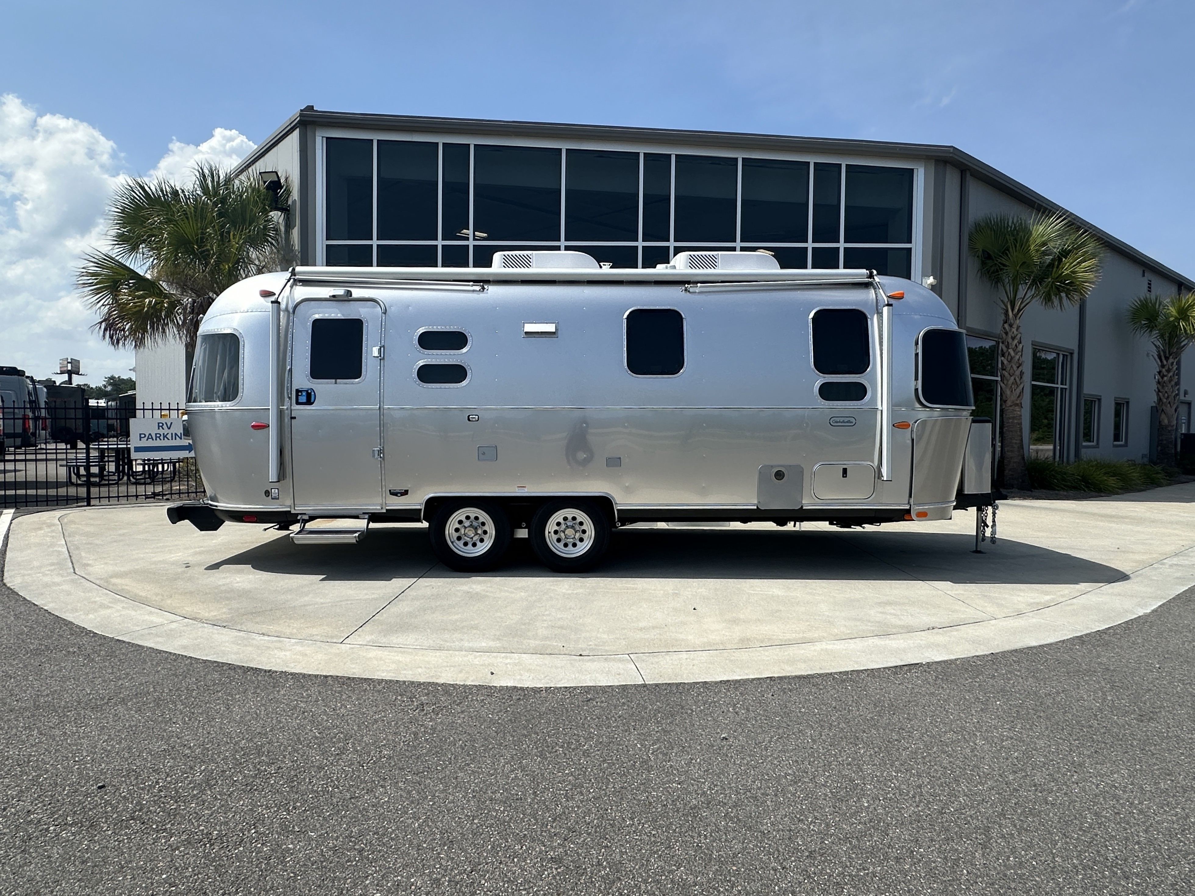 2027 Airstream Globetrotter 25FBT - Image 4