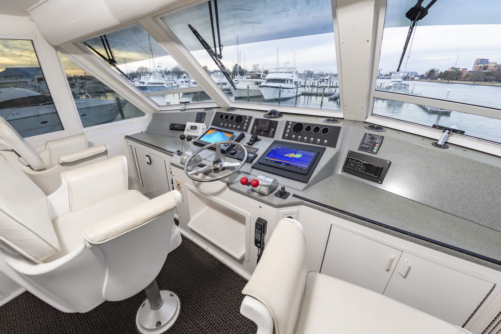 2000 Viking Cockpit Sport Yacht - Image 15