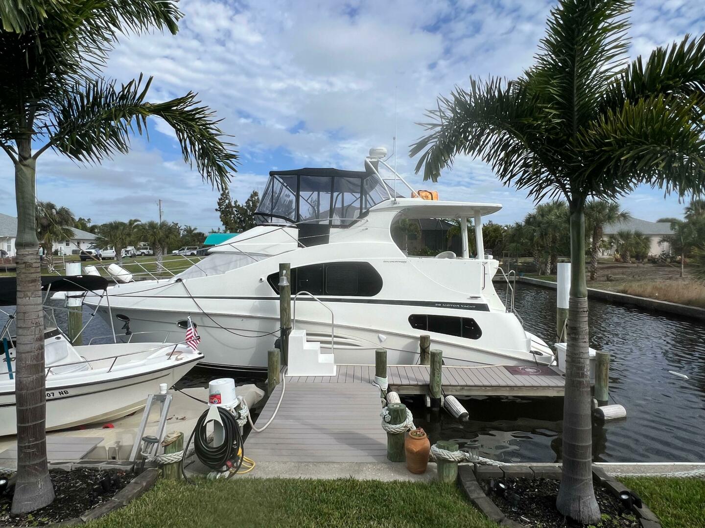 2002 Silverton 39 Motor Yacht - Image 6