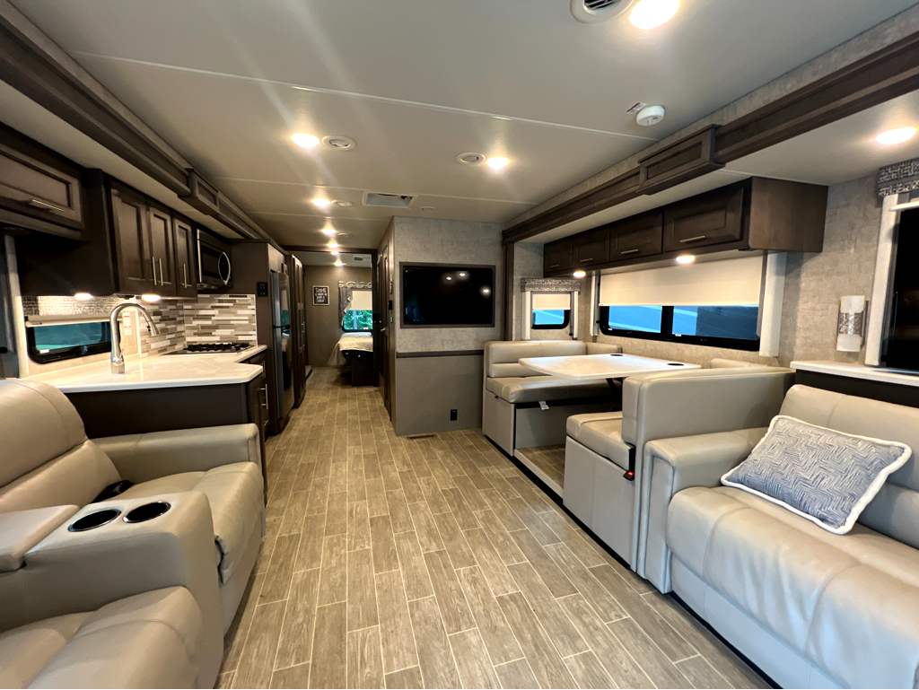 2022 THOR MOTOR COACH MIRAMAR 35.2 - Image 6