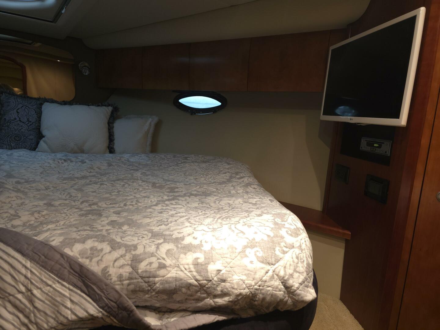 2008 Cruisers Yachts - Image 15