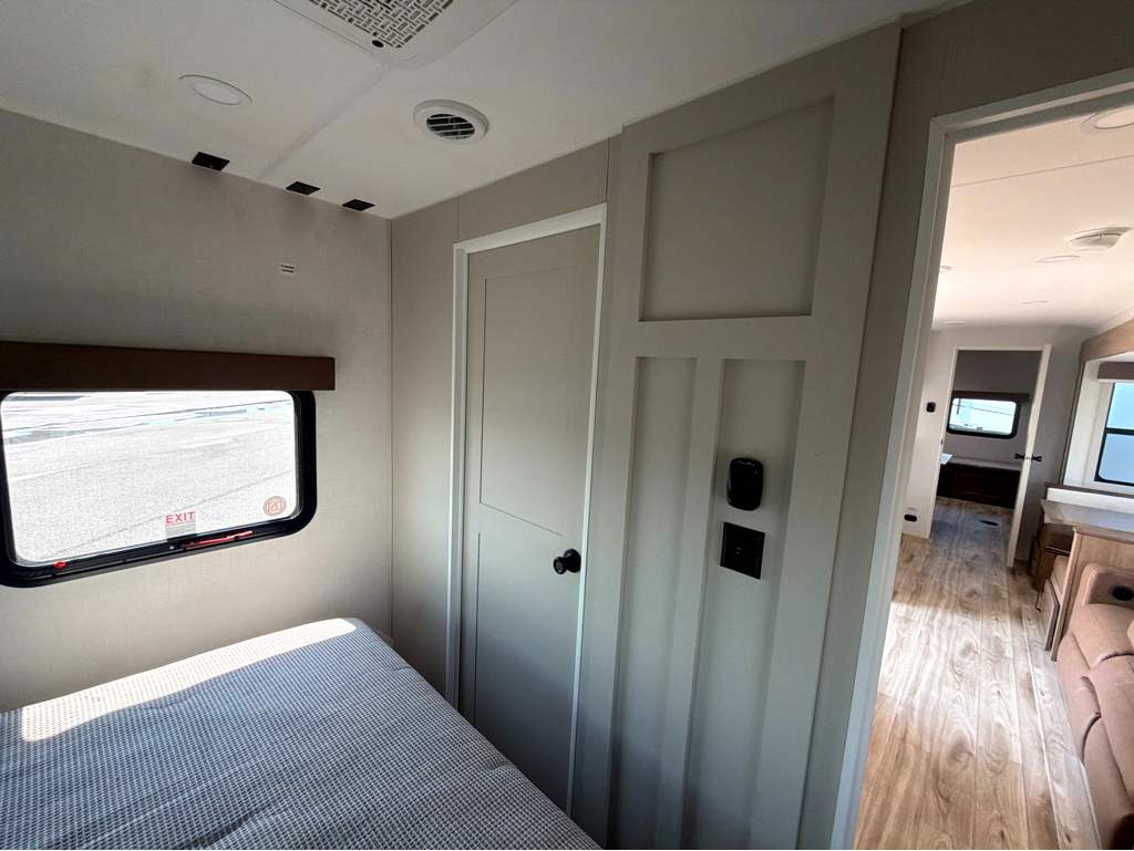 2027 VENTURE RV SPORTTREK 333VIK - Image 25