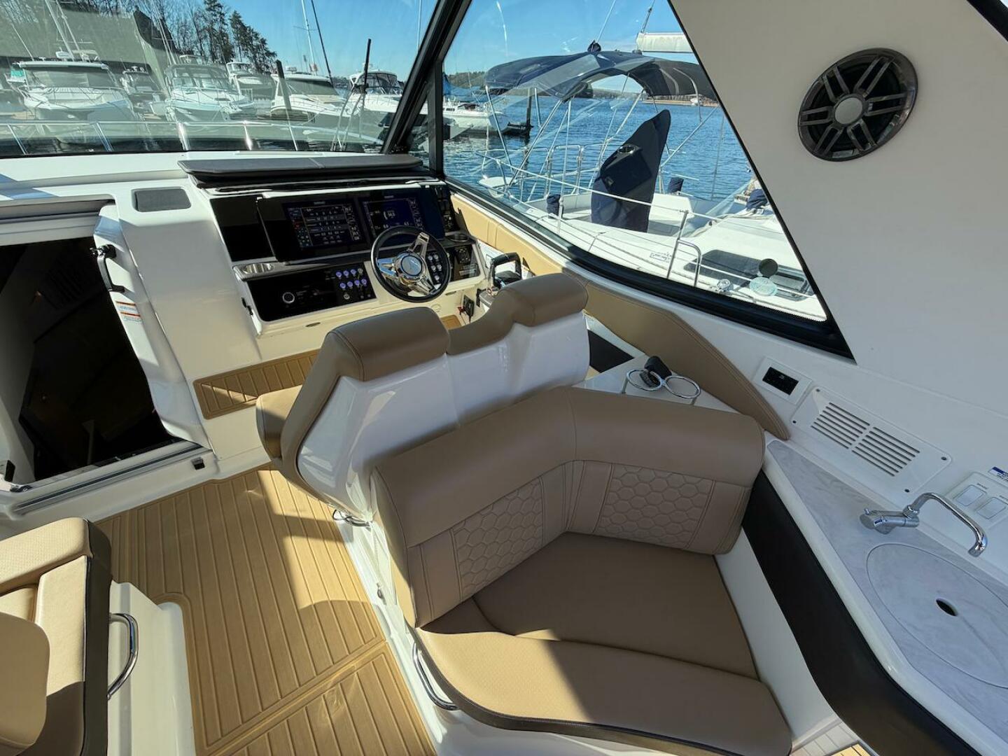 2023 Sea Ray 320 Outboard - Image 20