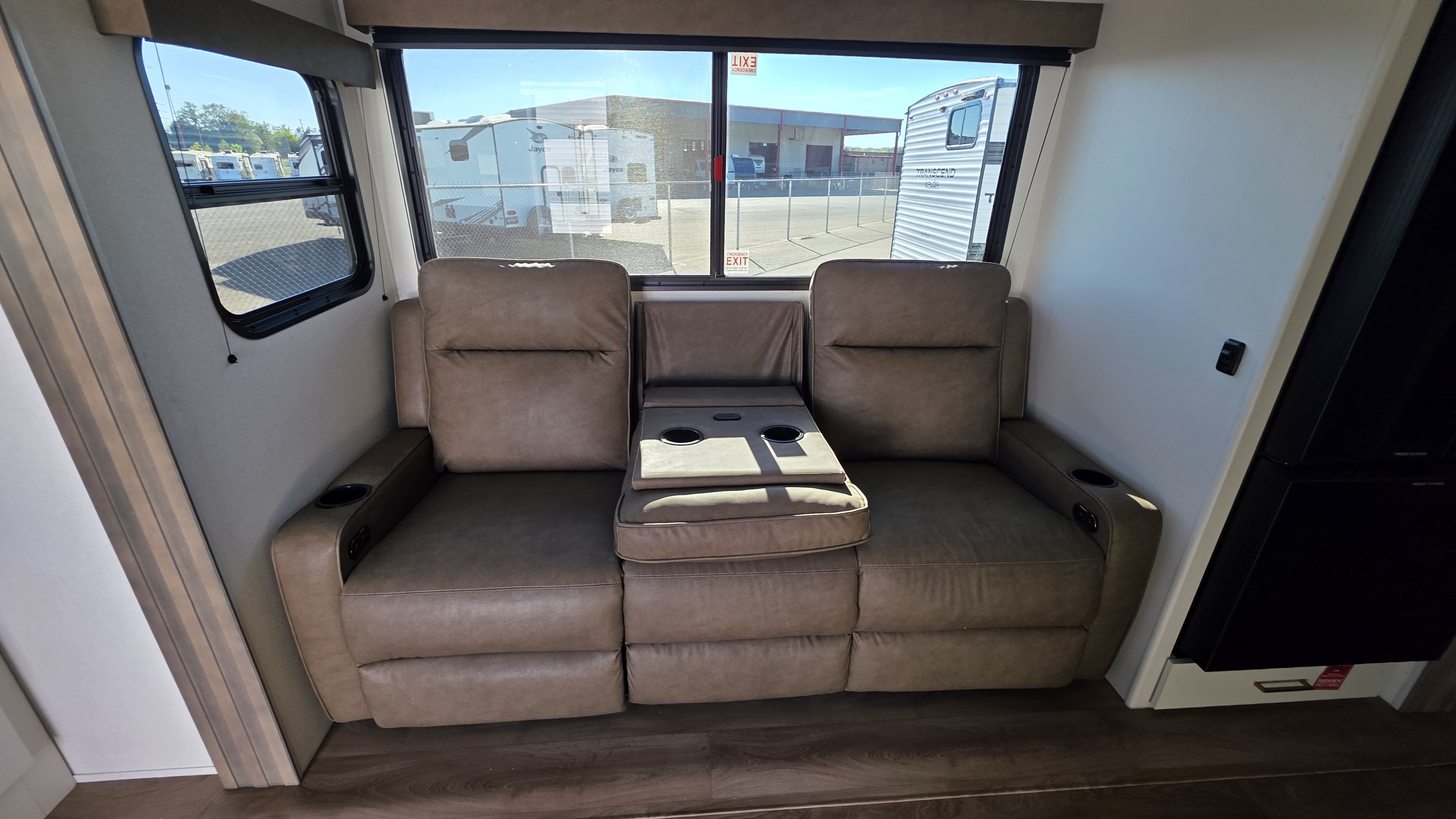 2027 GRAND DESIGN TRANSCEND 245RLT - Image 14