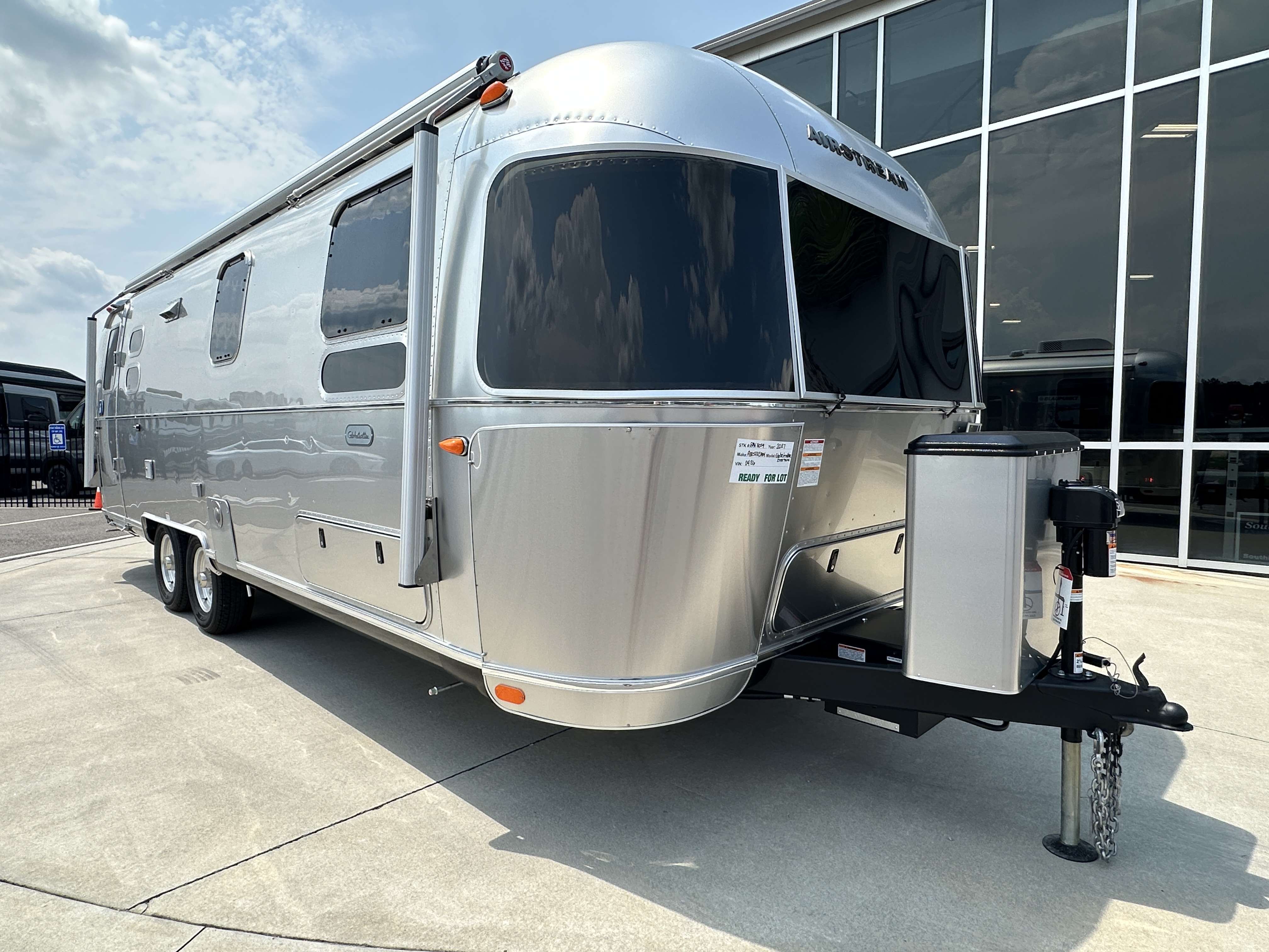 2027 Airstream Globetrotter 27FB Twin - Image 1