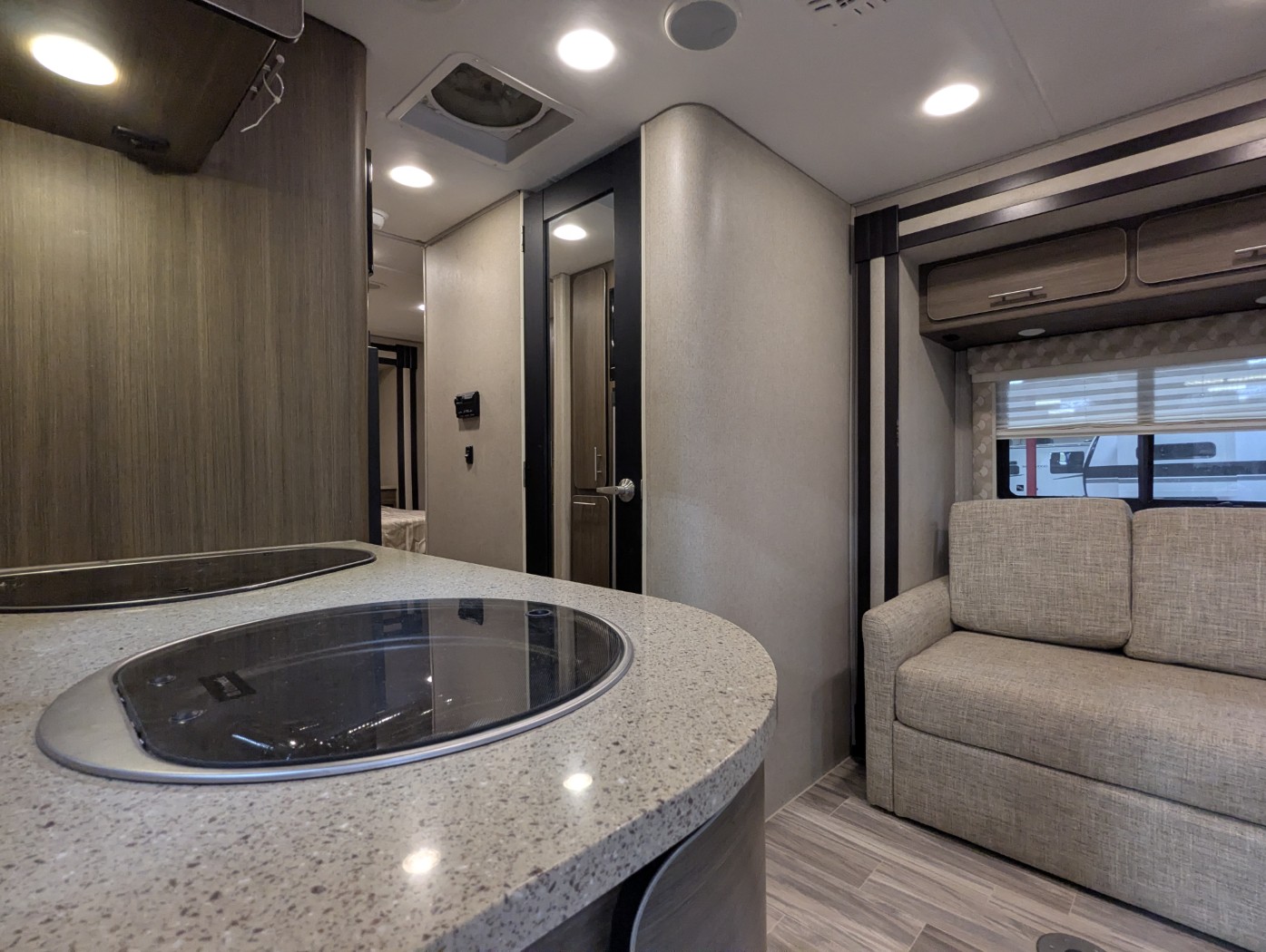 2015 RENEGADE Villagio 25QRS - Image 9