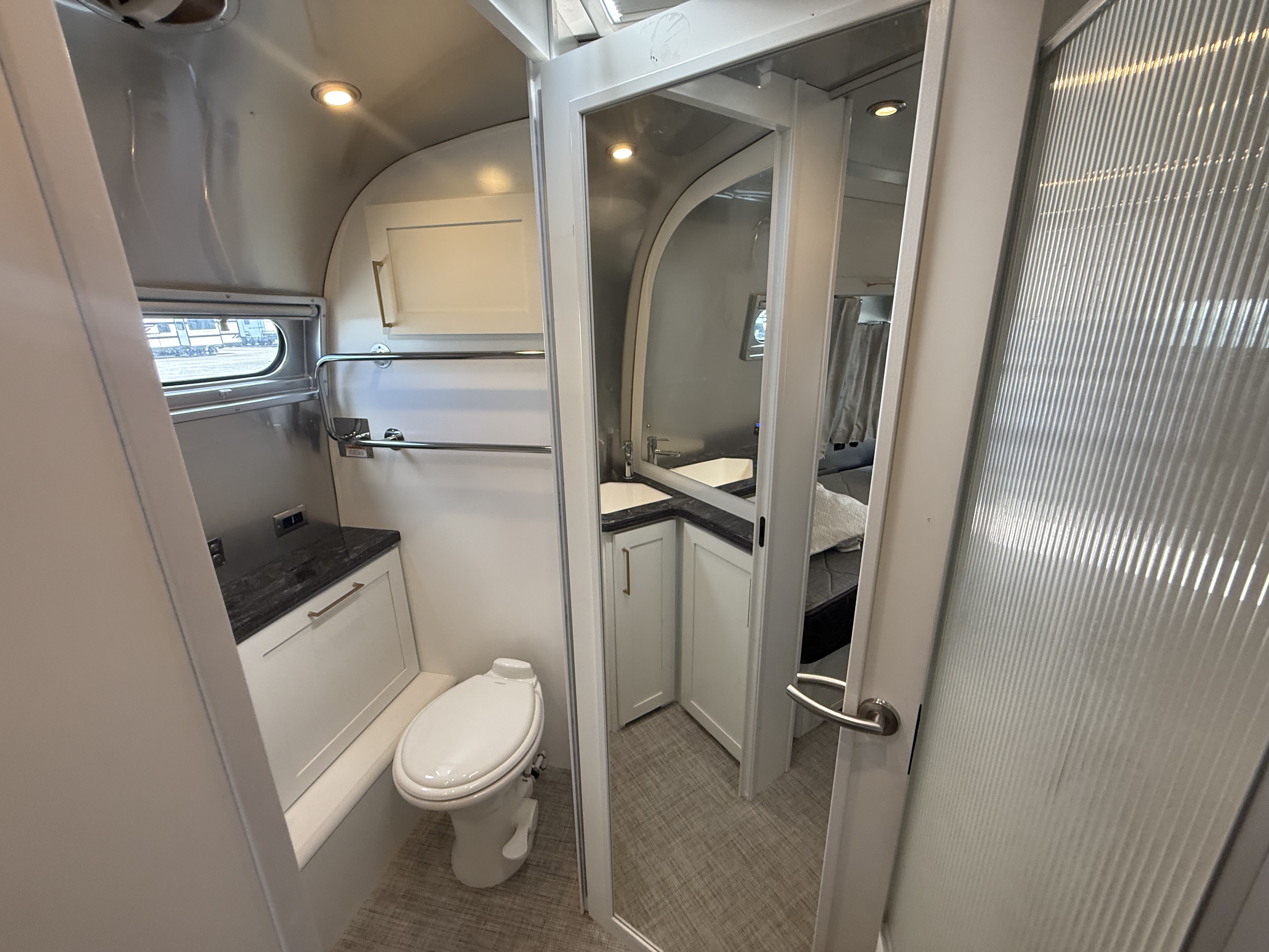 2025 AIRSTREAM CLASSIC 30RB - Image 26