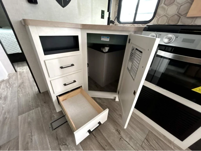 2027 VENTURE RV SIENNA 241VRD - Image 9
