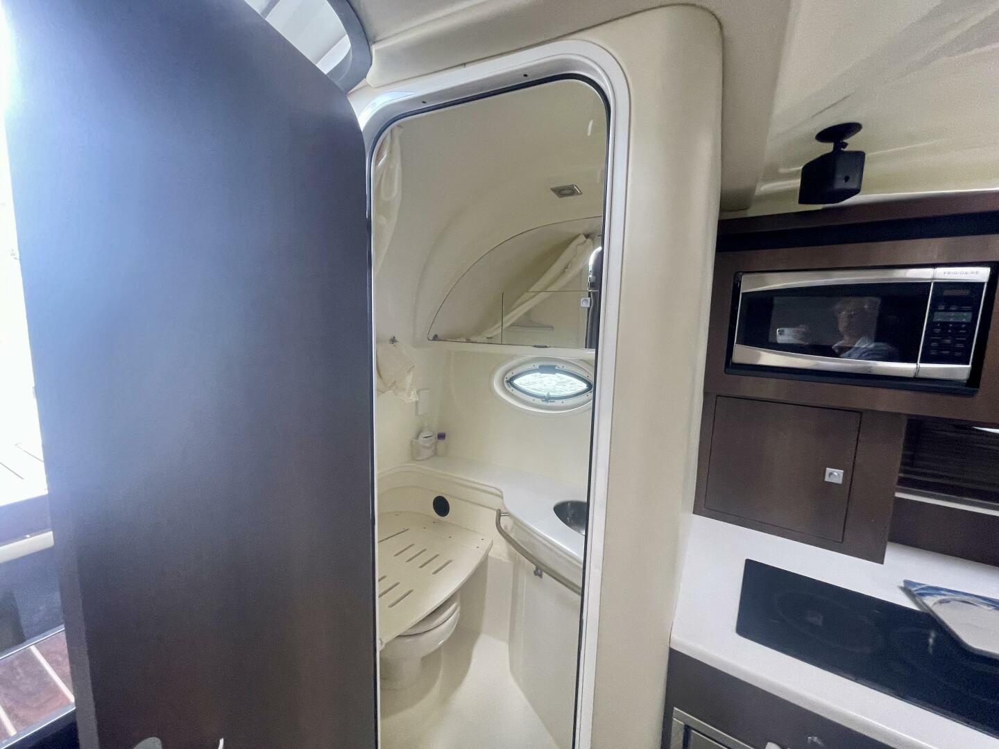 2016 Monterey 335 Sport Yacht - Image 43