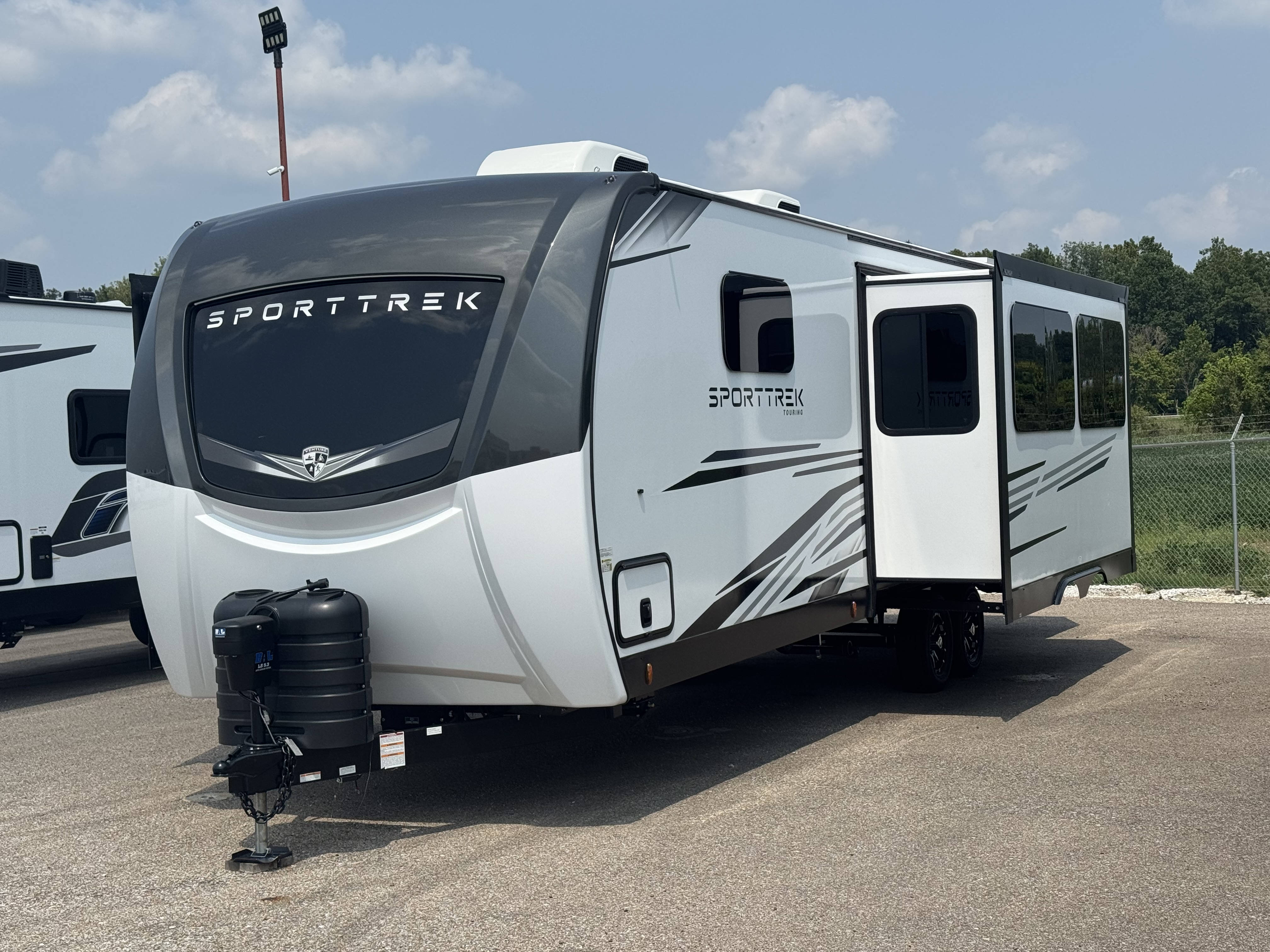 2027 VENTURE RV SPORTTREK 292VRB - Image 3