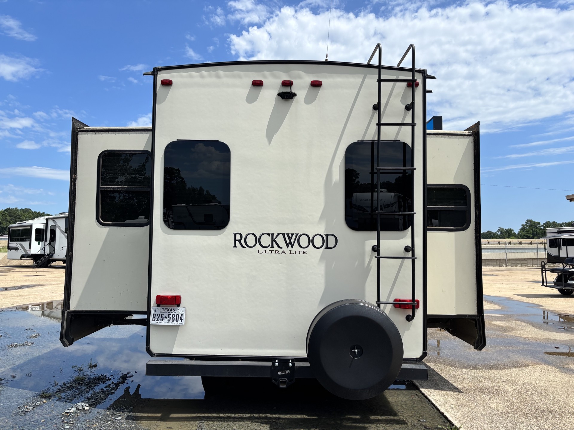 2018 Forest River Rockwood Ultra Lite 2650WS - Image 7