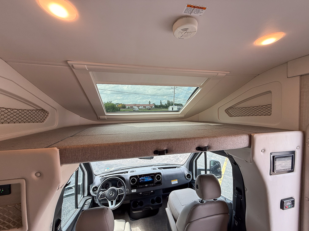 2025 THOR MOTORCOACH 24FB - Image 30