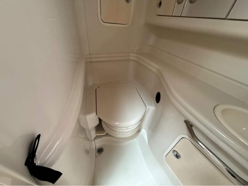 2006 Sea Ray 320 Sundancer - Image 16