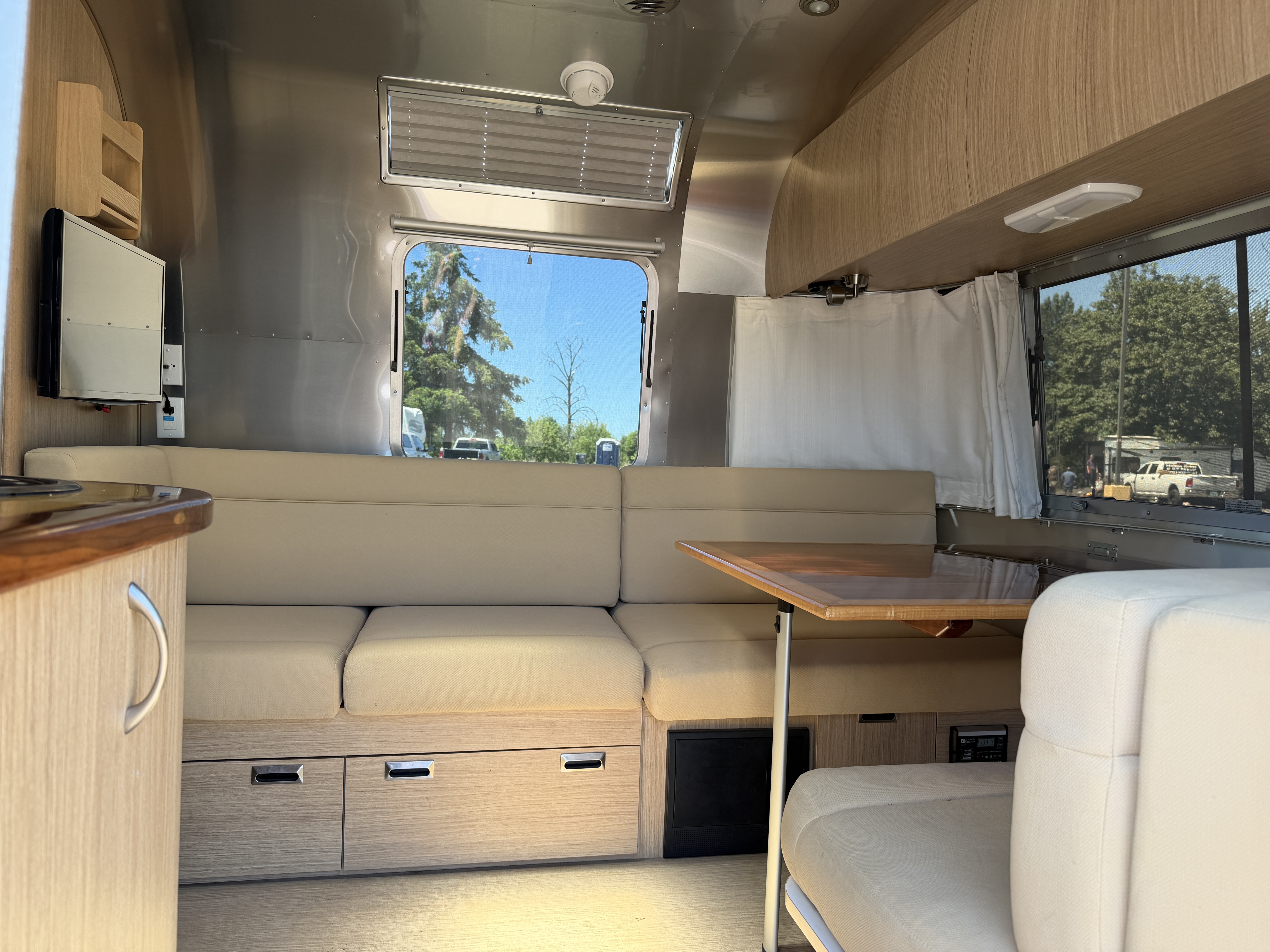 2018 Airstream Flying Cloud 25RB - Image 4