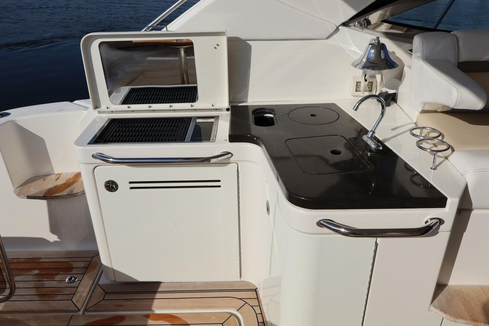 2015 Sea Ray 410 Sundancer - Image 34