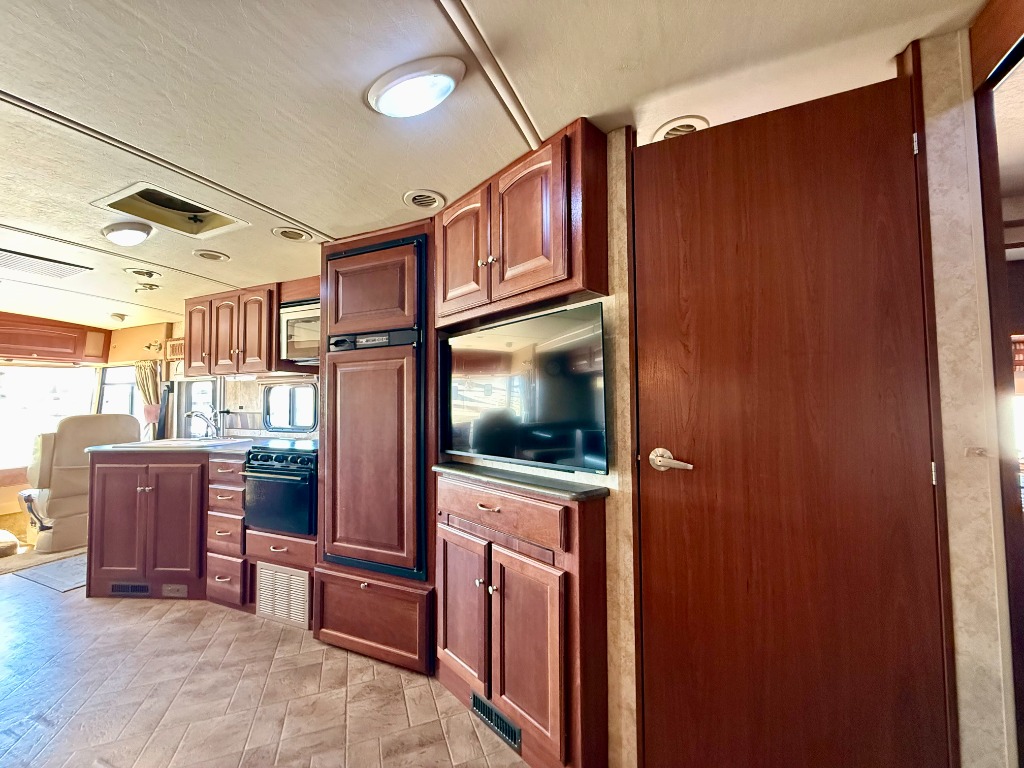 2011 Winnebago Vista 35F - Image 19