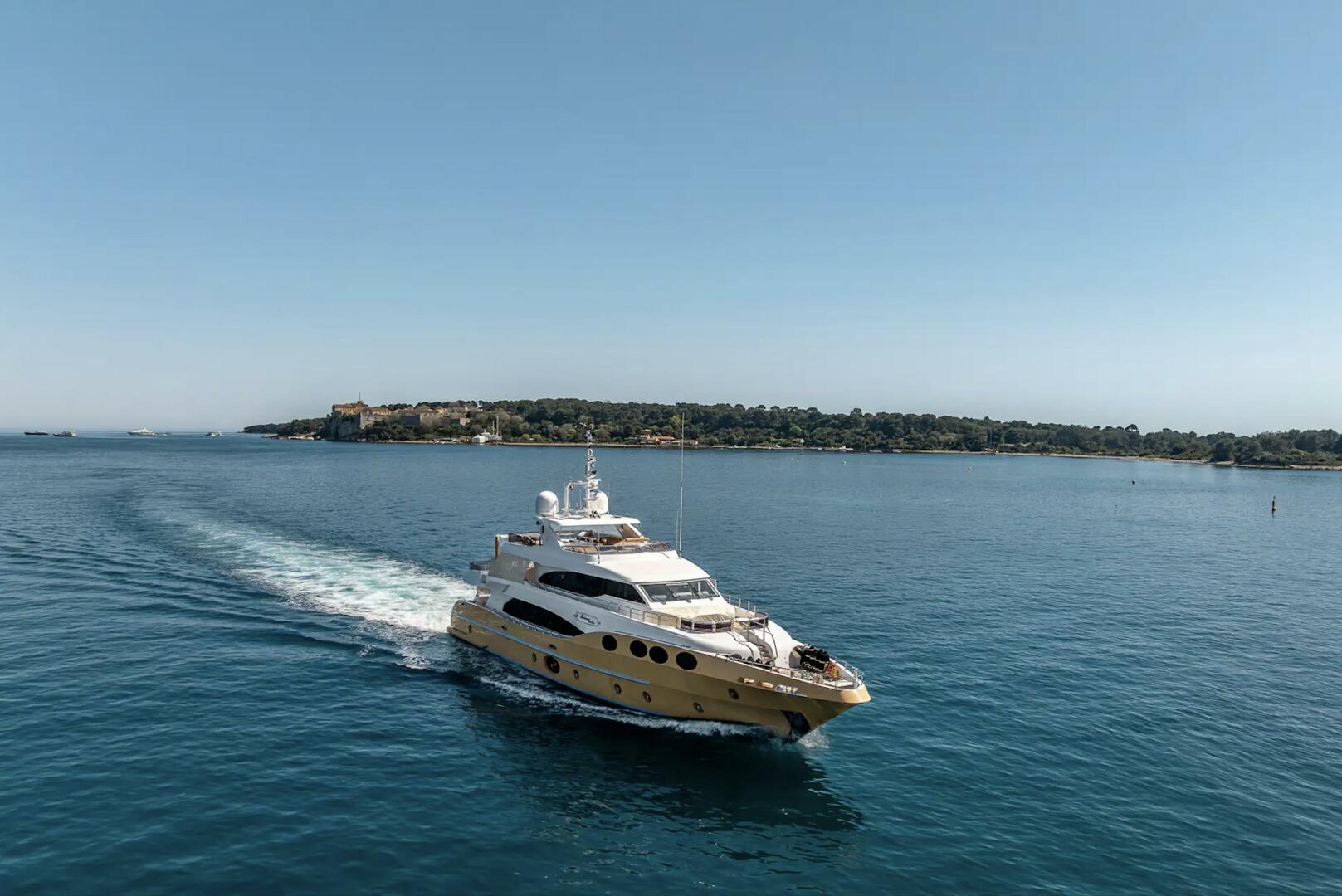 2012 Gulf Craft Majesty 125 - Image 2