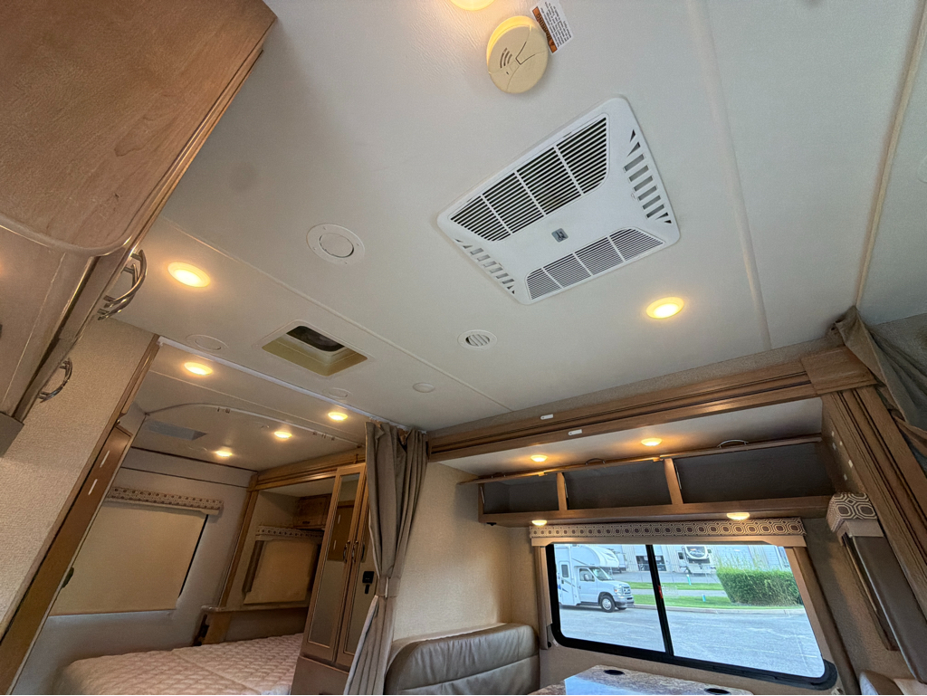 2019 Thor Motor Coach FOUR WINDS 24WS - Image 31