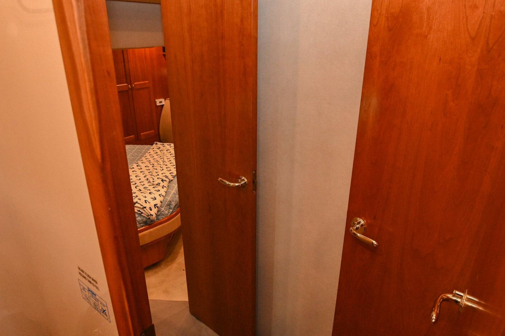 2002 Cruisers Yachts 5000 Sedan Sport - Image 85