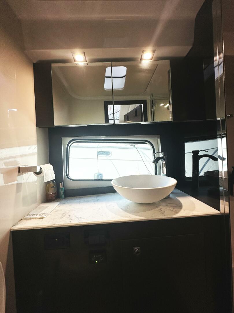 2017 Cruisers Yachts 390 Express Coupe - Image 26