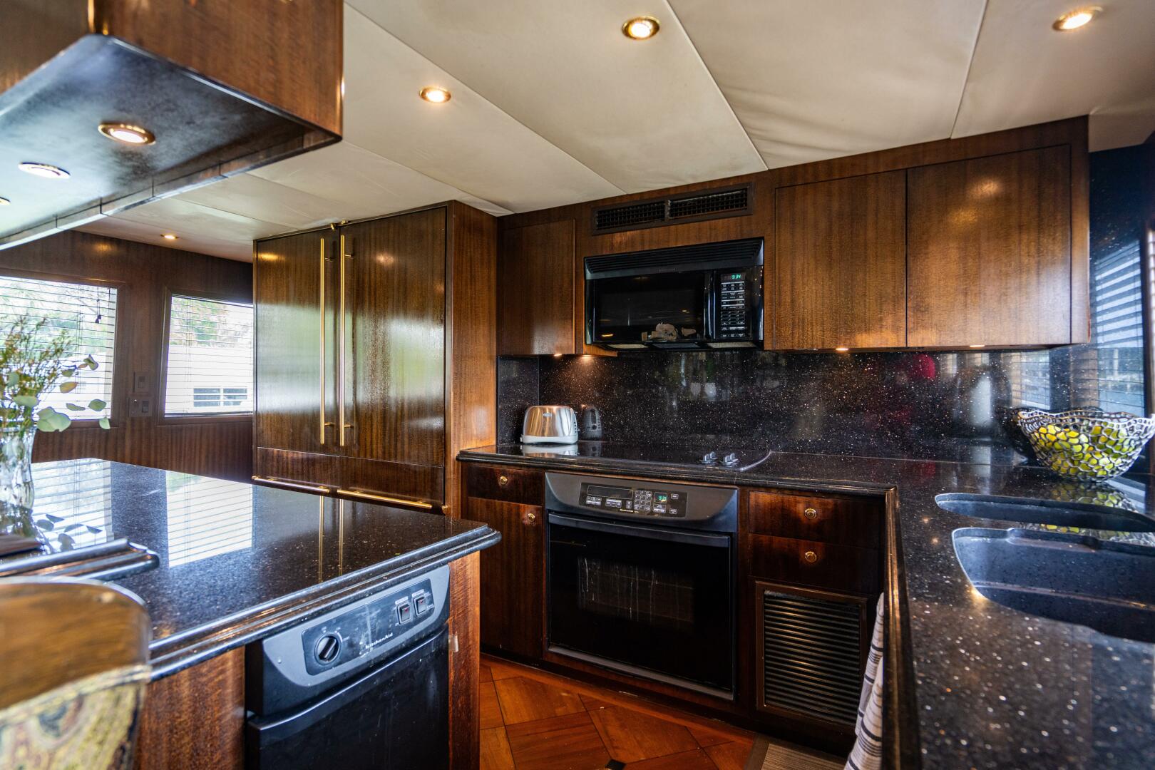 2001 Hatteras 100 Motor Yacht - Image 34