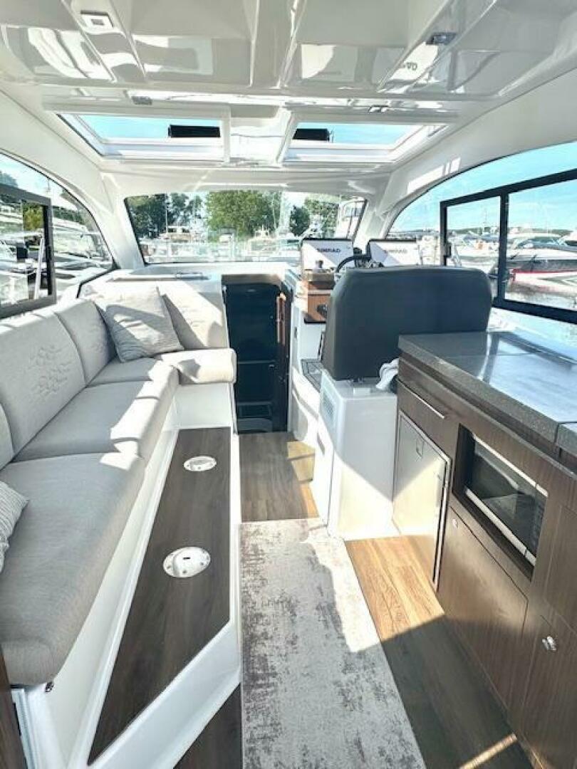 2020 Four Winns Vista 355 Coupe OB - Image 12