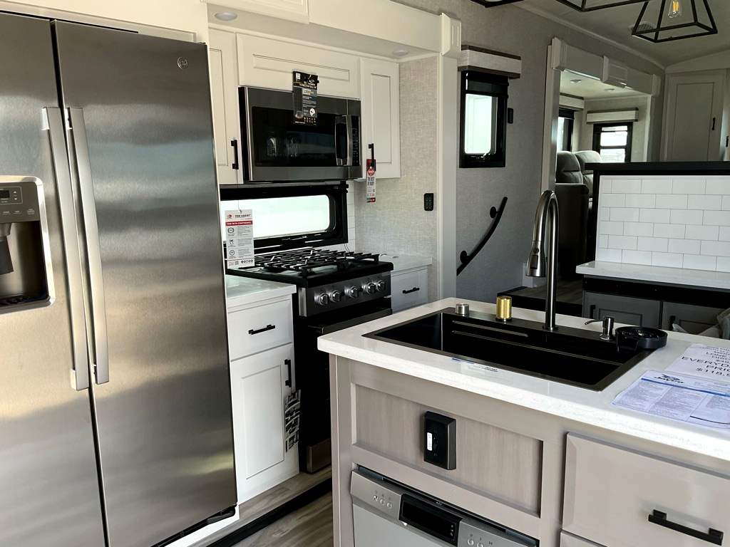 2025 JAYCO PINNACLE 38 FLGS - Image 6