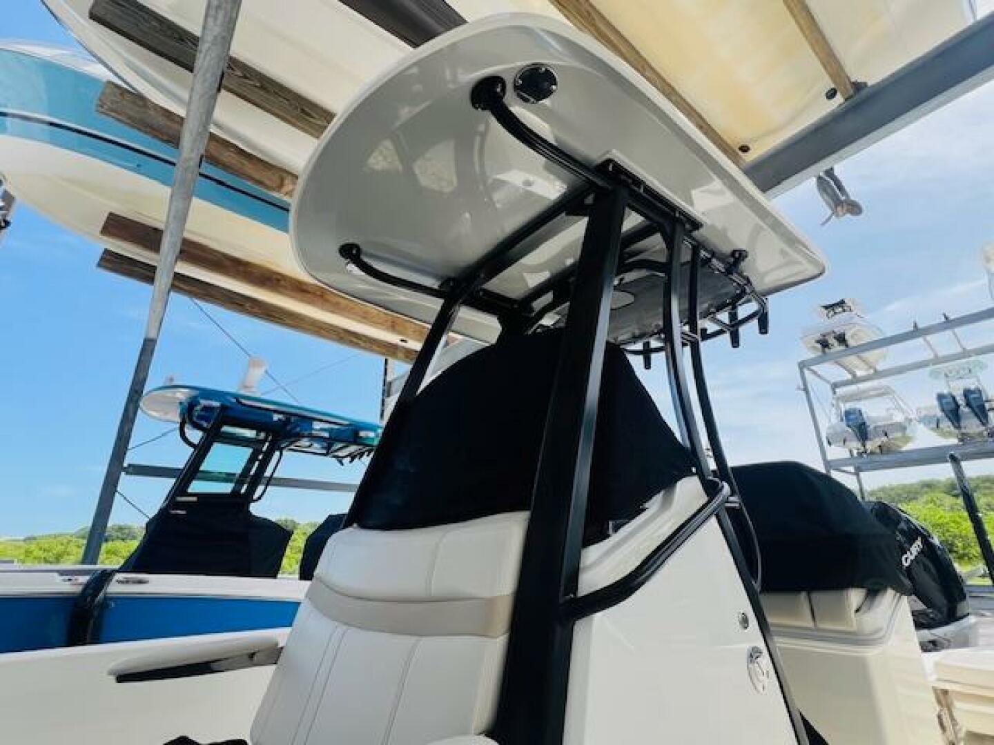 2023 Boston Whaler 250 DAUNTLESS Base - Image 23