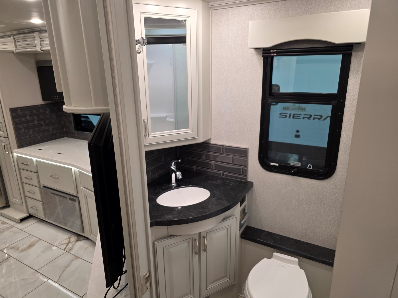 2026 Fleetwood Discovery 38N - Image 27