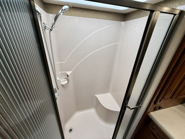 2013 WINNEBAGO TOUR 42QD - Image 31