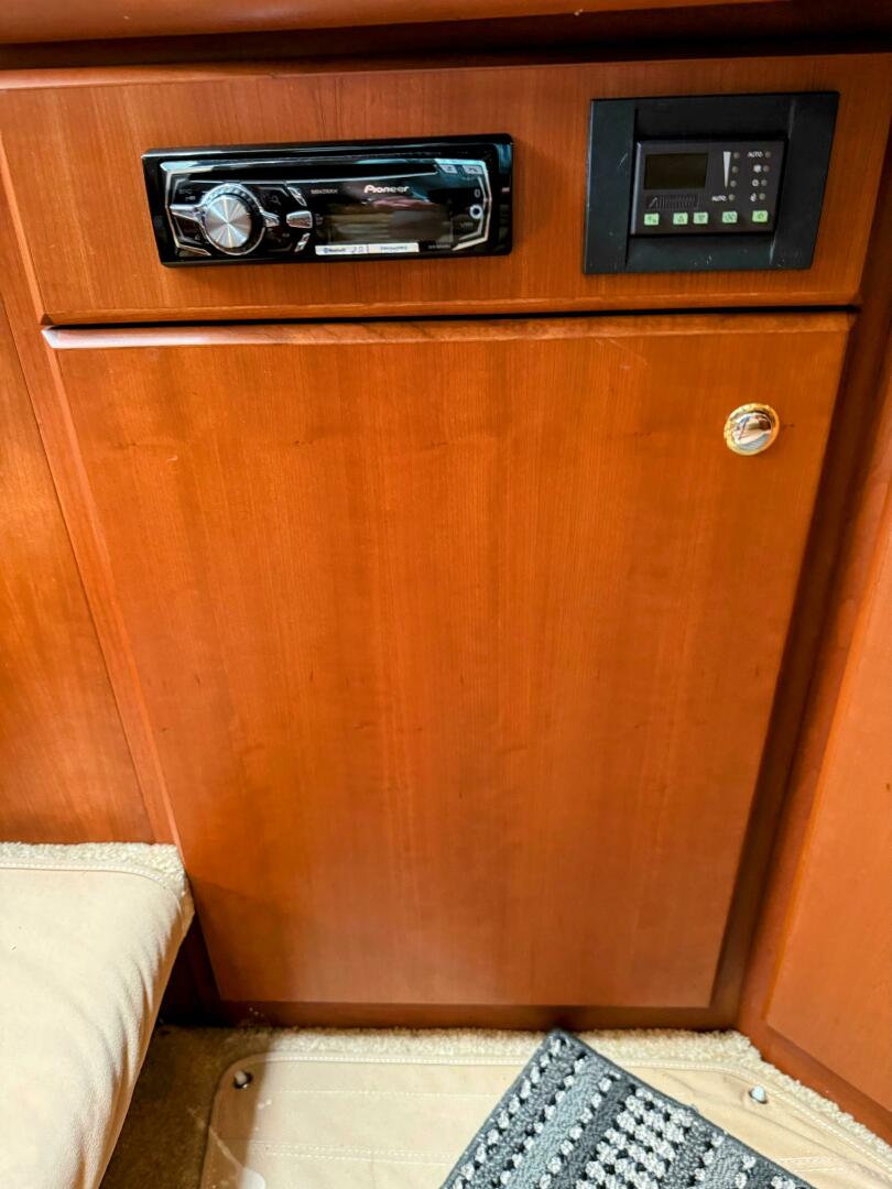 2005 Silverton 35 Motor Yacht - Image 33