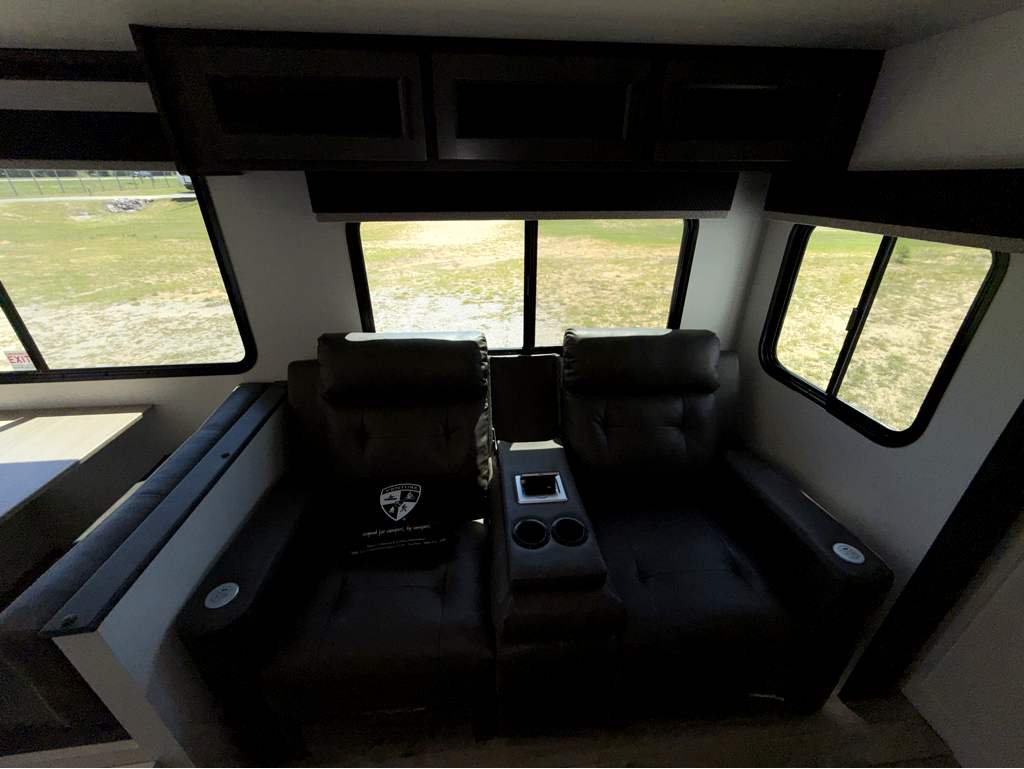 2026 VENTURE RV SPORTTREK 327VIK - Image 20