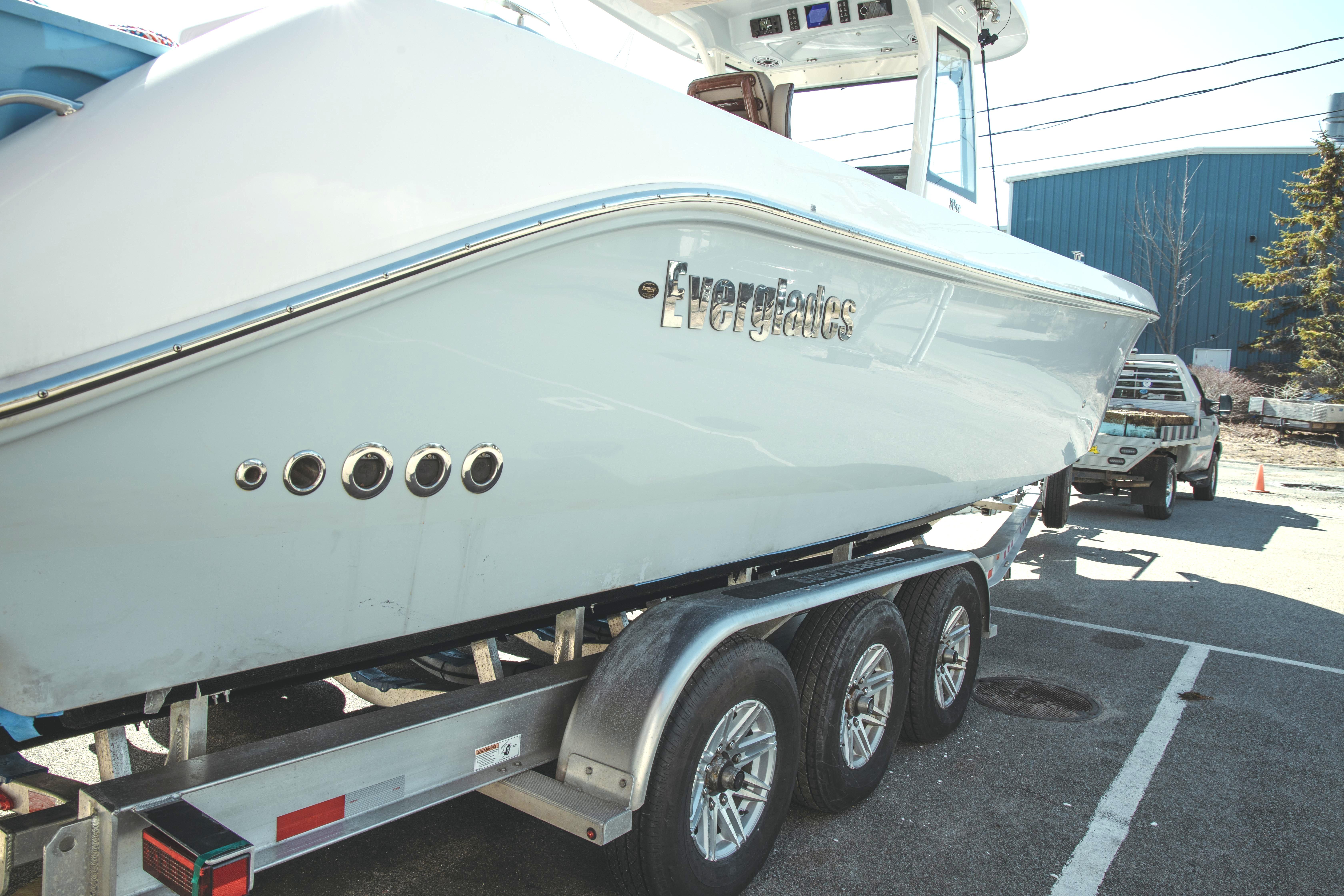 2024 Everglades 315 Center Console Standard - Image 10