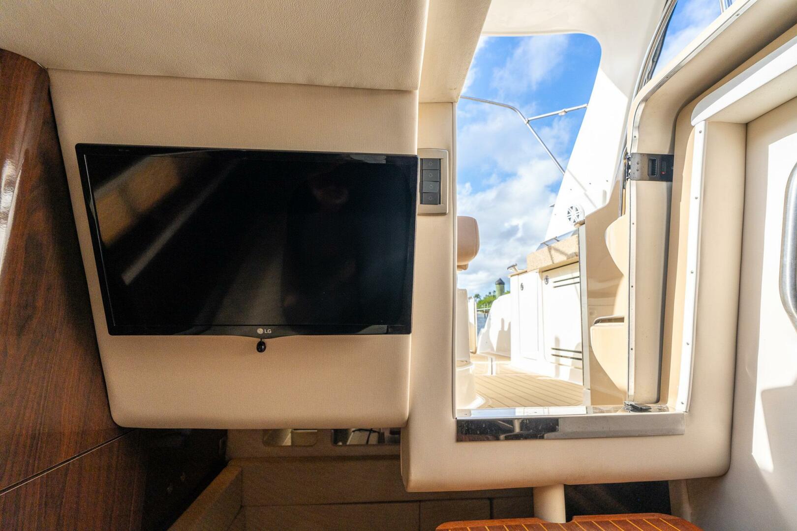 2016 Sea Ray 330 Sundancer - Image 60