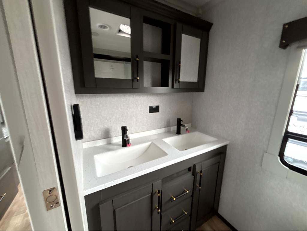 2025 CROSSROADS REDWOOD REGENCY 3951BAM - Image 22
